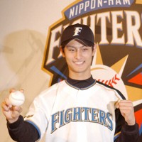 2004年12月の日本ハムへの入団記者会見で、笑顔でポーズをとるダルビッシュ投手＝田村隆撮影