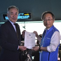 中村欣一郎鳥羽市長（左）から鳥羽水族館の若井嘉人館長に任メイ状が手渡された＝三重県鳥羽市の鳥羽水族館で2024年5月20日、小沢由紀撮影