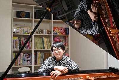 テレビ番組の賞金200万円で購入したグランドピアノで練習を重ねているそうちゃん＝2024年4月13日午後2時25分、御園生枝里撮影