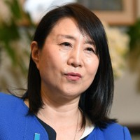インタビューに答える矢田稚子・首相補佐官＝東京都千代田区で2024年4月24日、宮本明登撮影