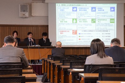 道の担当者から宿泊税の説明を聞く宿泊事業者ら＝札幌市で2024年4月22日午後1時24分、石川勝義撮影