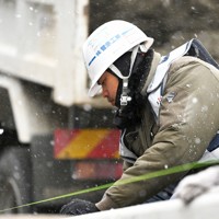 東日本大震災の被災地で、道路の補修作業にあたる、インドネシア出身の技能実習生＝宮城県気仙沼市で2023年2月14日、西夏生撮影