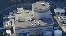 長期停止している日本原子力発電の敦賀原発2号機＝福井県敦賀市で2022年12月12日、本社ヘリから北村隆夫撮影