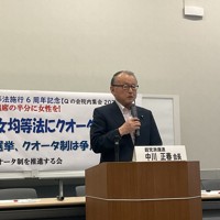 女性候補の割合が少ない政党への政党交付金を減額する政党助成法改正案の提出を目指すと話す超党派議連の中川正春会長＝国会内で2024年5月23日午前11時35分、安部志帆子撮影