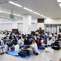JR新山口駅で夜を明かす人たち＝山口市で2024年5月23日午前3時43分、小澤優奈撮影