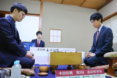 第79期本因坊決定戦五番勝負第2局で、午後の対局に臨む一力遼本因坊（右）と余正麒八段＝長野県高山村の藤井荘で2024年5月23日午後1時半、長谷川直亮撮影