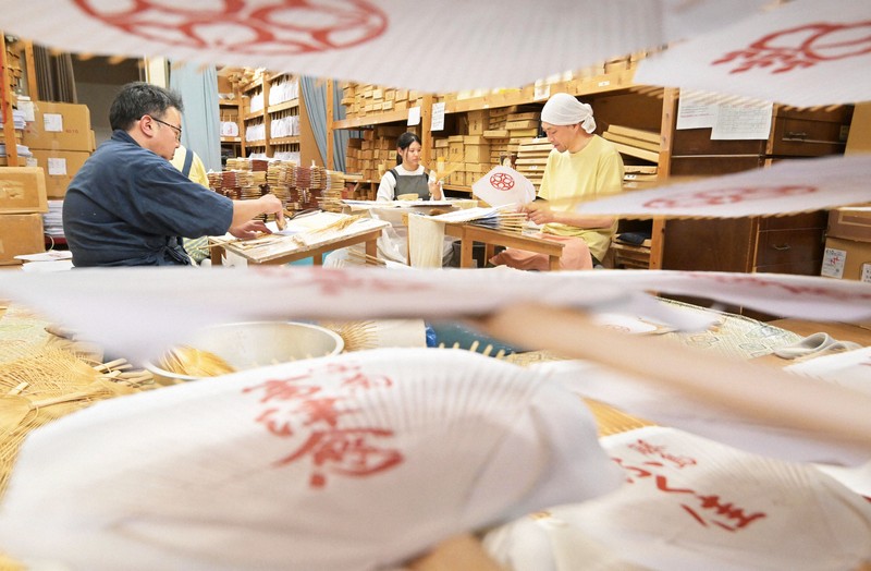 縁起物としても人気 芸舞妓が配る「京丸うちわ」、製作最盛期 | 毎日新聞