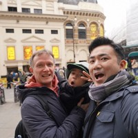 ユーチューブで生活を発信するふたりぱぱのみっつんさん（右）と息子くん（中央）、リカさん＝ふたりぱぱ提供