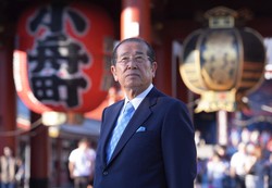 浅草寺境内に立つ福地茂雄さん＝東京都台東区で2013年10月11日、手塚耕一郎撮影