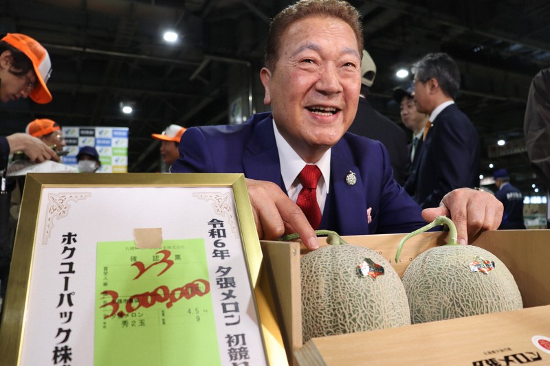 メロン様 景気占う? 「夕張メロン」初競り 2玉300万円で落札 昨年より… | 毎日新聞