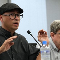 ミャンマー出身のアウンミャッウィンさん（左）と英国出身のサイモン・コールさん＝大阪市北区で2024年5月23日午後6時24分、村田貴司撮影