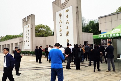 4月15日の胡耀邦氏の命日には、墓参に訪れた人たちの周囲で、地元当局の人間が目を光らせていた＝中国江西省共青城市で2024年4月15日午前9時半、河津啓介撮影