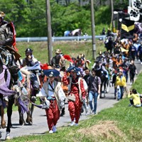 相馬野馬追」開幕 人と馬の体調を考慮、猛暑避け5月開催に [写真特集1