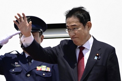 日中韓サミットに出席するため、ソウルへと出発する岸田文雄首相＝羽田空港で2024年5月26日午前11時29分、藤井達也撮影