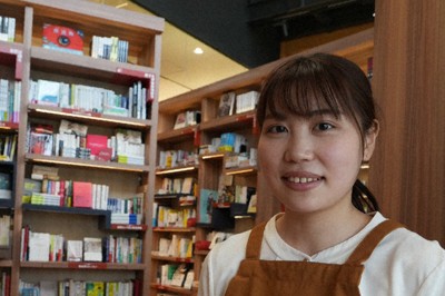 笹本早夕里さん＝敦賀市の公設民営書店「ちえなみき」で、高橋隆輔撮影