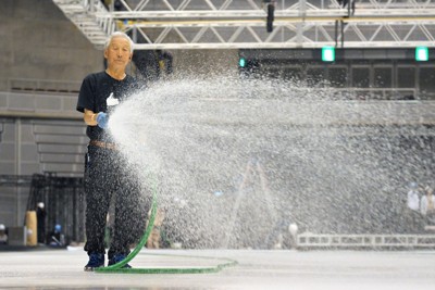 整氷作業を続けて半世紀 羽生結弦さんの舞台も支える86歳の職人 | 毎日新聞