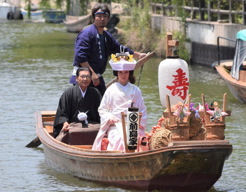 嫁入り舟」に祝福を 潮来で水土日運航中 県内外から29組のカップル