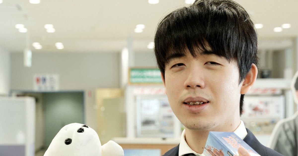 初防衛の藤井名人、ガリンコ号見学 アザラシのぬいぐるみに笑顔 | 毎日新聞