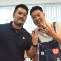 住民票の続き柄で「夫（未届）」と記載された藤山裕太郎さん（左）と、同性カップルの松浦慶太さん＝長崎県大村市で2024年5月28日午後0時42分、尾形有菜撮影