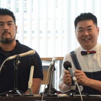 住民票に「夫（未届）」と記載され、記者会見で喜びを語る同性カップルの松浦慶太さん（右）と藤山裕太郎さん＝長崎県大村市で2024年5月28日午後1時半、尾形有菜撮影
