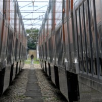 豊田車両センターに並ぶ、組み込み前のグリーン車＝東京都日野市で2024年5月16日、渡部直樹撮影