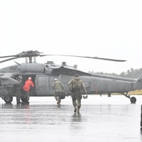 米軍オスプレイの墜落事故後、鹿児島県の屋久島空港に駐機する米軍ヘリコプター＝同県屋久島町で2023年12月1日午後2時27分、徳野仁子撮影
