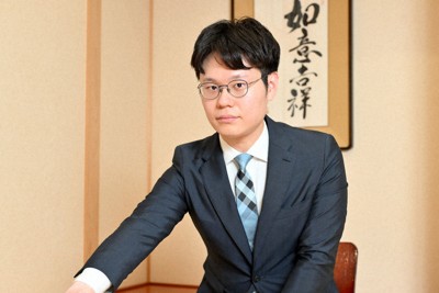 関西棋院所属の余正麒八段＝大阪市中央区で2024年4月、川平愛撮影