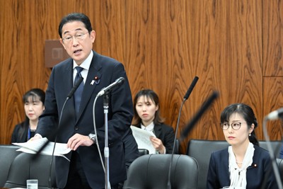 参院内閣委員会で質問に答える岸田文雄首相（左）。右は加藤鮎子こども政策担当相＝国会内で2024年5月30日午前10時9分、平田明浩撮影