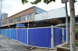 フェンスに覆われた華南海鮮卸売市場の入り口＝武漢市で2020年7月13日、工藤哲撮影