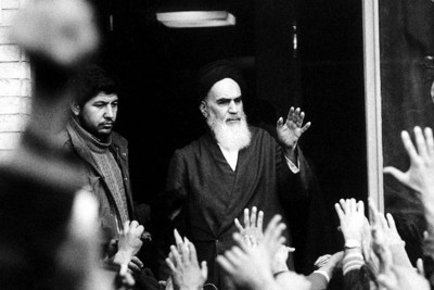 イラン革命の指導者ホメイニ師（中央）＝テヘランで1979年2月、ロイター