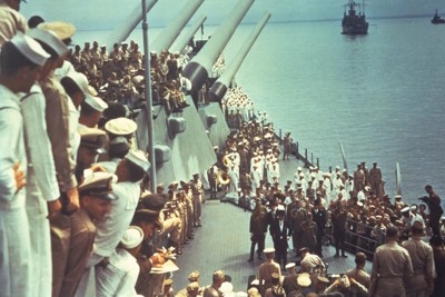 大日本帝国は「終戦構想」が破綻した後も戦争を続け、敗戦を迎えた。写真は1945年9月2日、東京湾上の米戦艦「ミズーリ」で開かれた降伏調印式