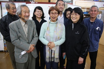 上演後に斉藤正恵さん（中央）を囲んだ出演者ら＝大阪市中央区で2024年4月6日午後2時8分、宇城昇撮影
