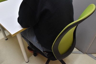 オンラインカジノによってギャンブル依存症に陥った経験を語る男性＝2024年4月24日午後4時54分、川原聖史撮影