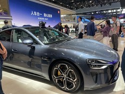 米バイデン政権は中国製の電気自動車（EV）に対する関税の大幅引き上げを発表した。写真はスマートフォン大手、小米科技（シャオミ）が発表したEV＝北京市で2024年4月25日、小倉祥徳撮影