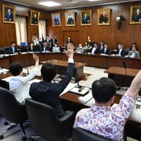 ヤングケアラー支援を定めた子ども・若者育成支援推進法改正案を賛成多数で可決した参院内閣委員会＝国会内で2024年6月4日午後3時28分、平田明浩撮影