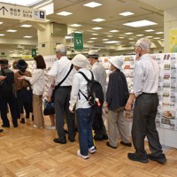 開店直後にできたお中元の注文受け付けを待つ客の列＝東京都中央区で6月5日、嶋田夕子撮影