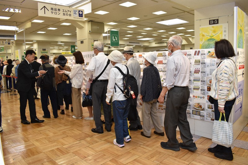 開店直後にできたお中元の注文受け付けを待つ客の列＝東京都中央区で6月5日、嶋田夕子撮影