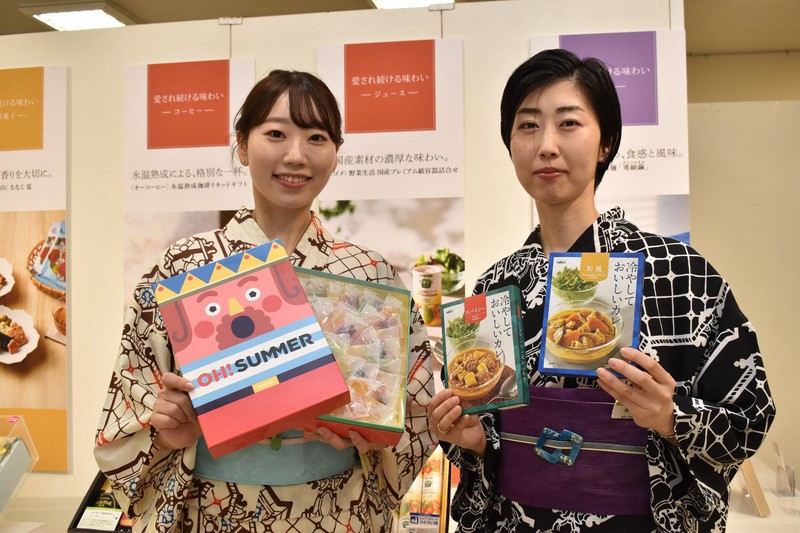 主力商品の「OH！SUMMER」と「冷やしておいしいカレー」をPRする従業員＝東京都中央区で6月5日、嶋田夕子撮影