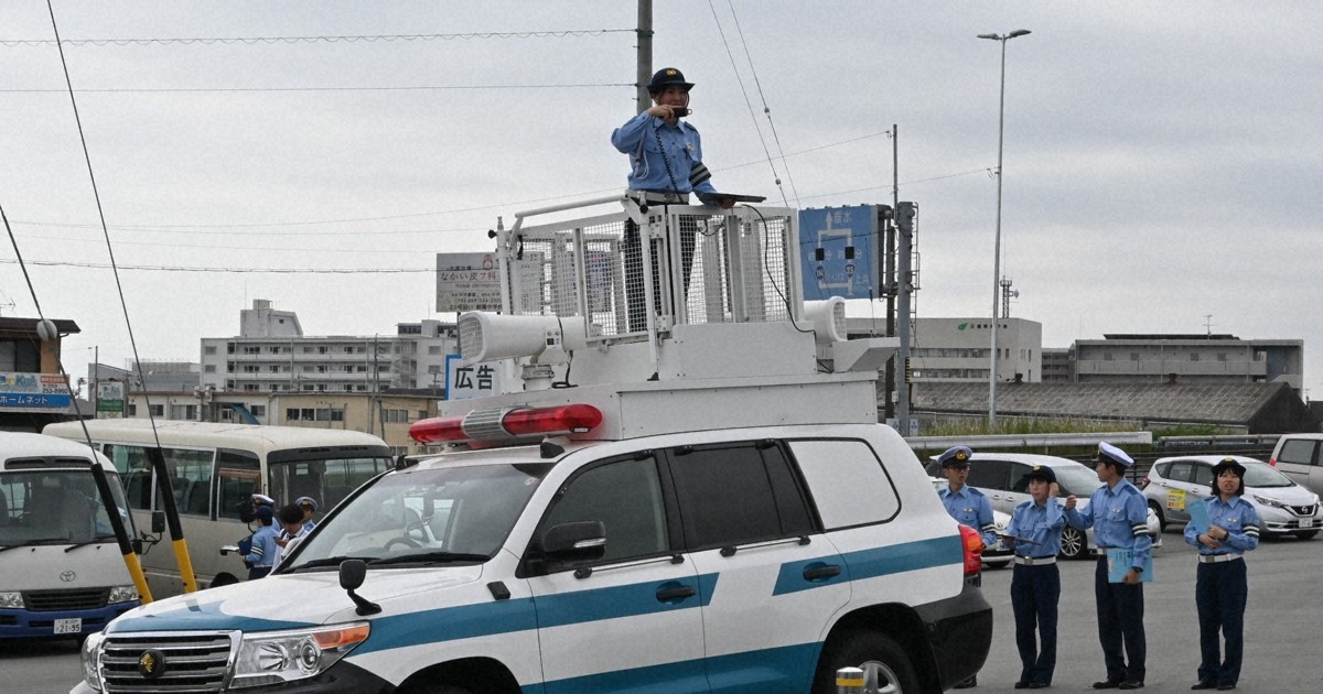 警察車両の上から「DJポリス」 ヘルメット着用で「人生変わる」 | 毎日新聞