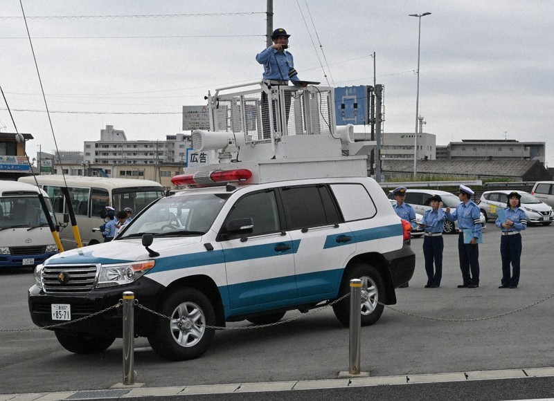 警察車両の上から「DJポリス」 ヘルメット着用で「人生変わる」 | 毎日新聞