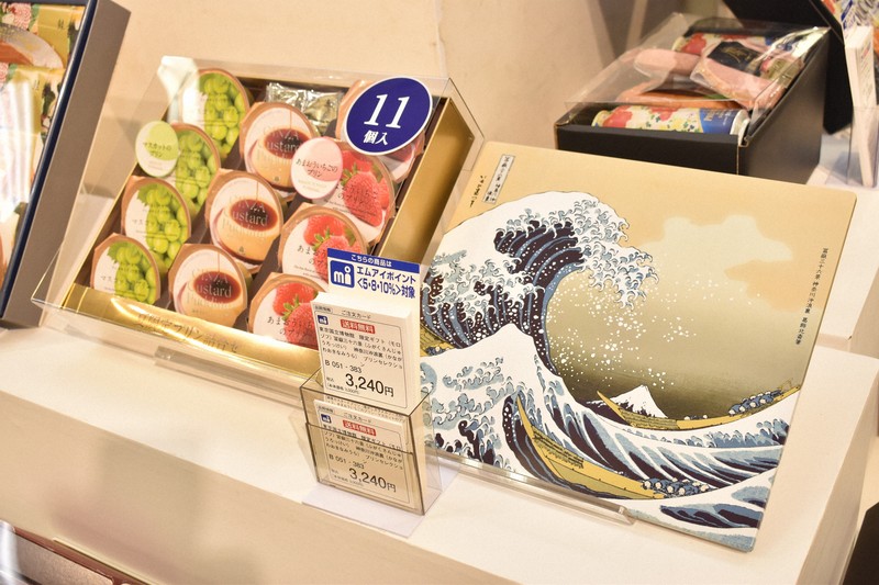 7月に発行される新1000円札裏面と同じ葛飾北斎の作品をデザインした商品箱＝東京都中央区で6月5日、嶋田夕子撮影