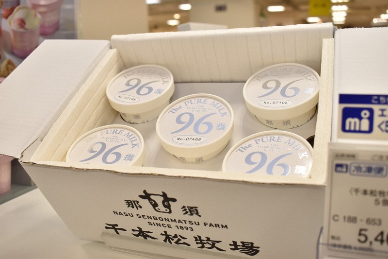 栃木県内で循環型酪農を進める牧場のアイスクリーム。作り手を支援する取り組みも＝東京都中央区で6月5日、嶋田夕子