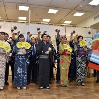 お中元ギフトセンターの開設にあたり気勢を上げる三越伊勢丹の従業員＝東京都中央区で6月5日、嶋田夕子撮影