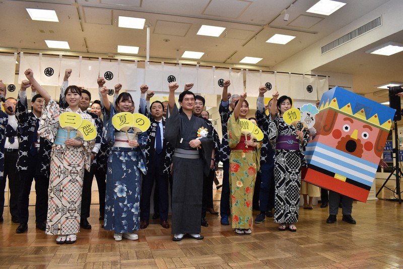 お中元ギフトセンターの開設にあたり気勢を上げる三越伊勢丹の従業員＝東京都中央区で6月5日、嶋田夕子撮影