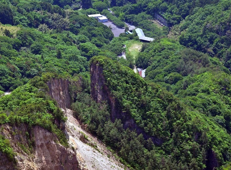 世界遺産　佐渡金山　大正時代採集品　紫色石英を伴う金銀石英脈 佐渡の金鉱石 ストーンミュージアムには、墓石の他、貴石、奇石