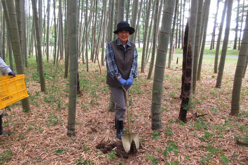 天皇ご一家、タケノコ掘りにサイクリング ご静養中の写真公開 [写真