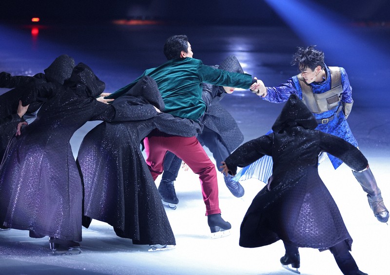 高橋大輔さん主演「氷艶」開幕 「銀河鉄道の夜」の世界観を体現 | 毎日新聞