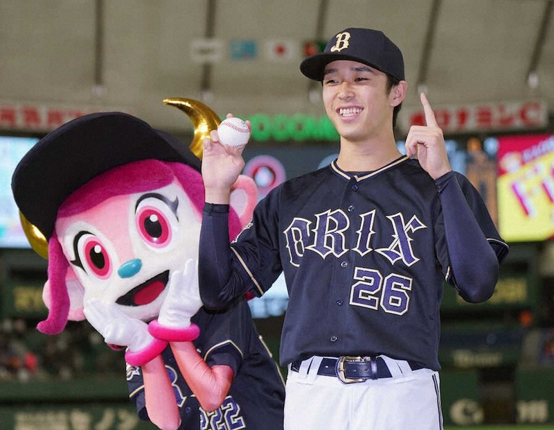 山本由伸世界90枚の1枚 楽天市場】山本由伸 #826 5回無失点でポストシーズン初勝利を
