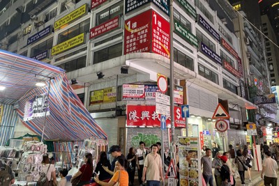 空き店舗の目立つ女人街付近の雑居ビル＝香港・九竜半島で2024年6月2日、小倉祥徳撮影