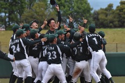【FedEx－伏木海陸運送】東京ドーム出場を決め、マウンド付近に集まって喜ぶ伏木海陸運送の選手たち＝富山市の富山市民球場で2024年6月9日午後1時47分、来住哲司撮影
